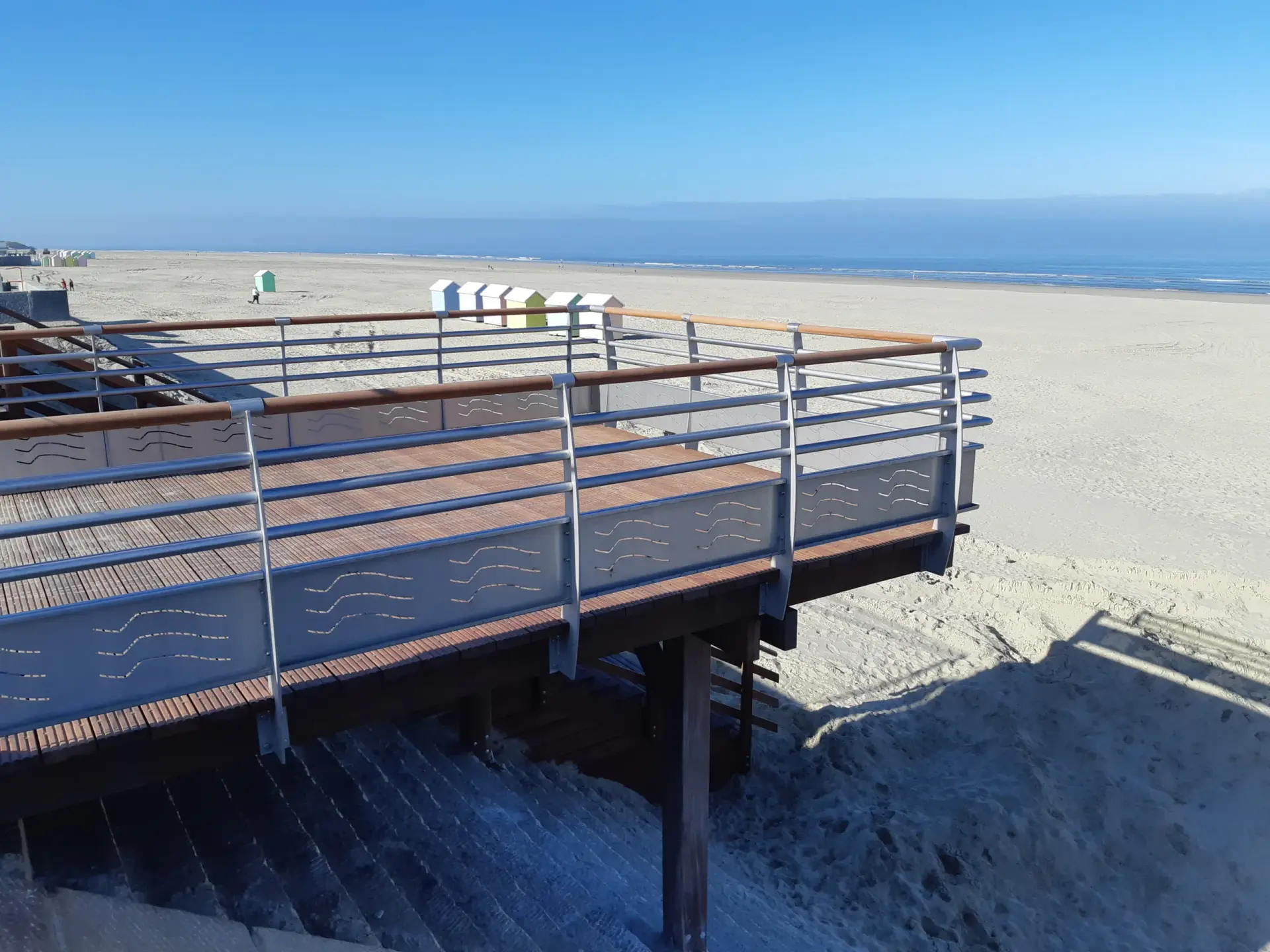 Ponton en bois, en bord de mer
