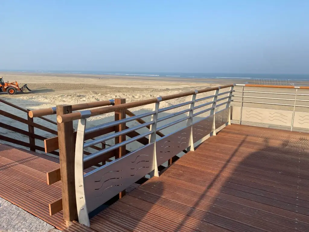 Balcon bois & métal en bord de mer