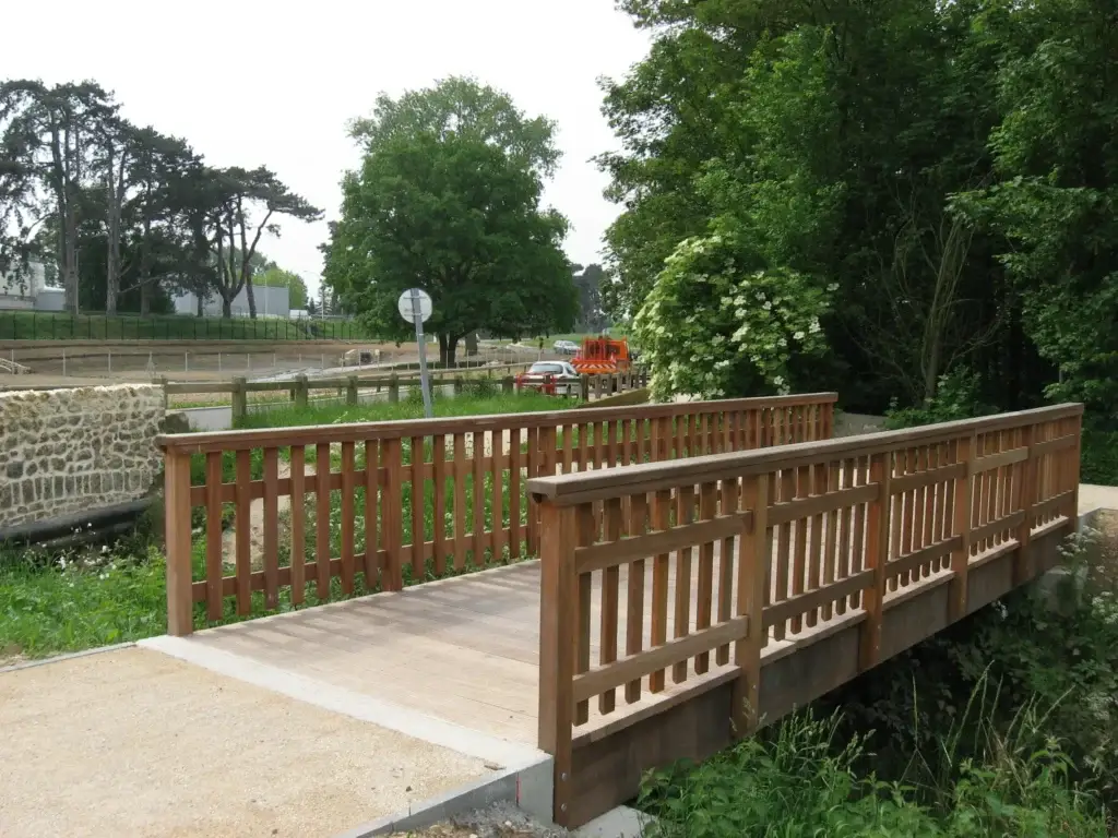 Passerelle bois autoportée réalisé par Marcanterra