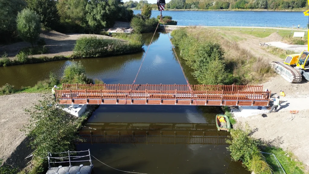 Passerelle mixte métal & bois réalisé par Marcanterra