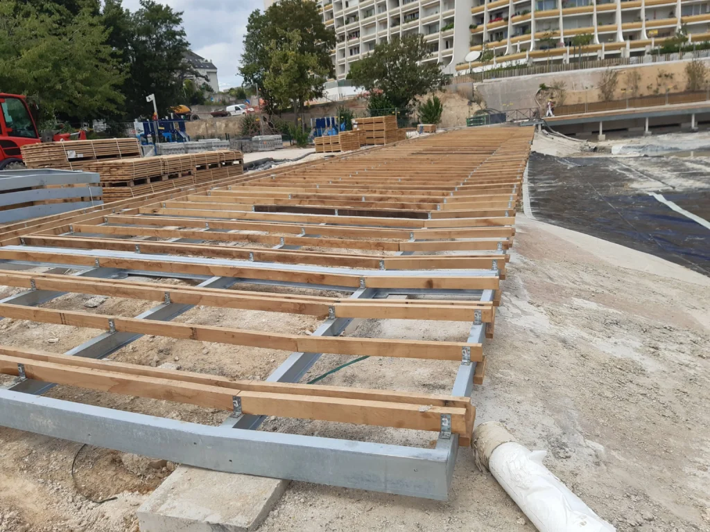 Platelage/Decks sur ossature métal réalisé par Marcanterra