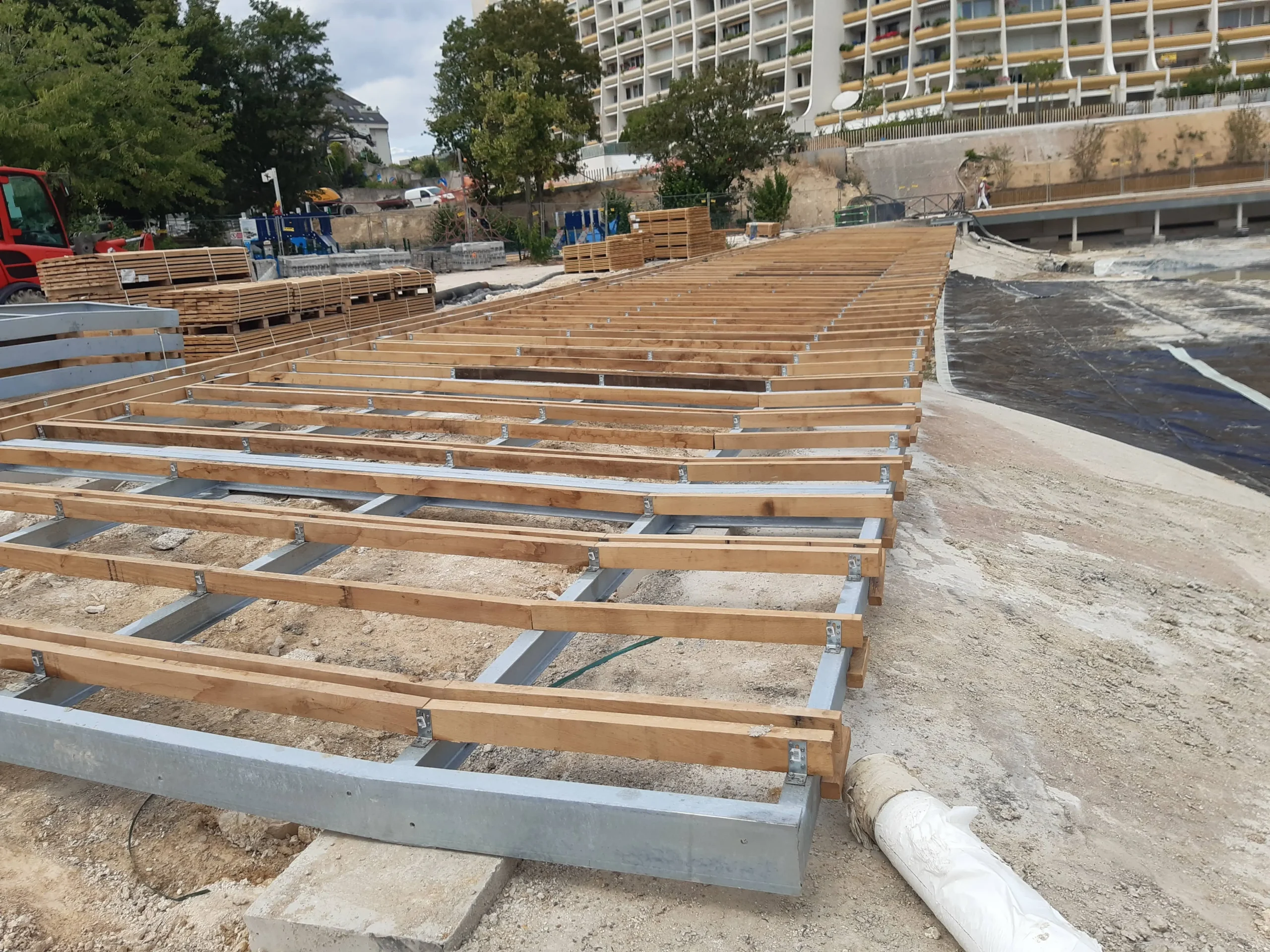 Platelage/Decks sur ossature métal réalisé par Marcanterra