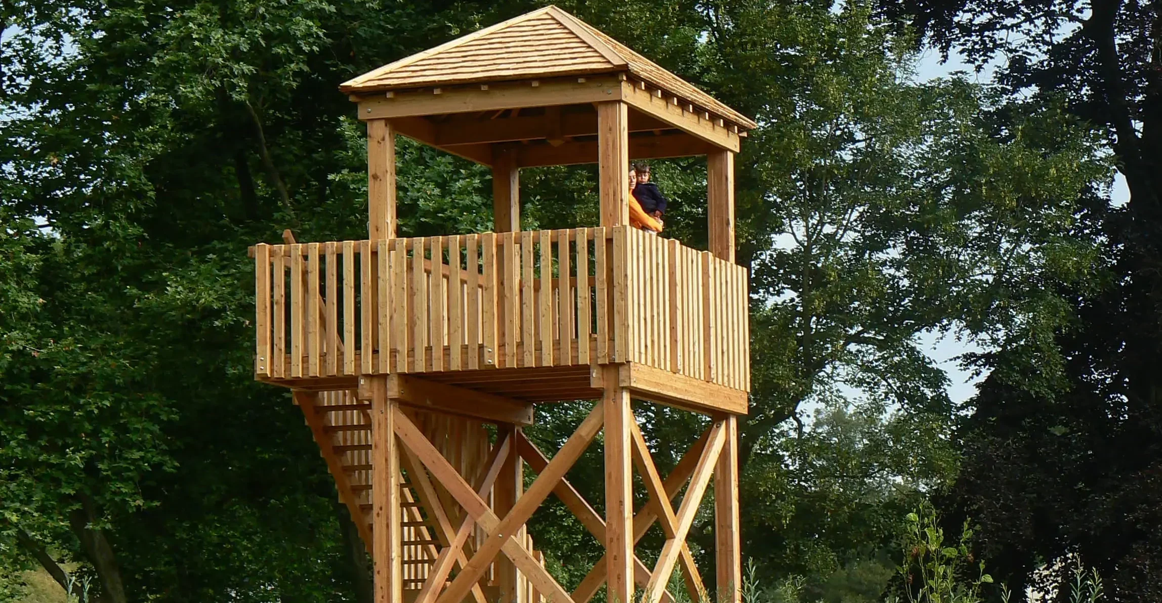 Tours d'observation avec toiture