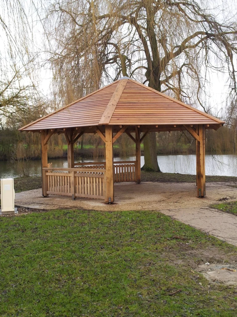 Kiosque en bois réalisé par Marcanterra