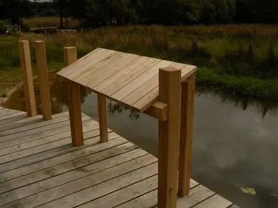Pupitre d'information sur mesure en bois