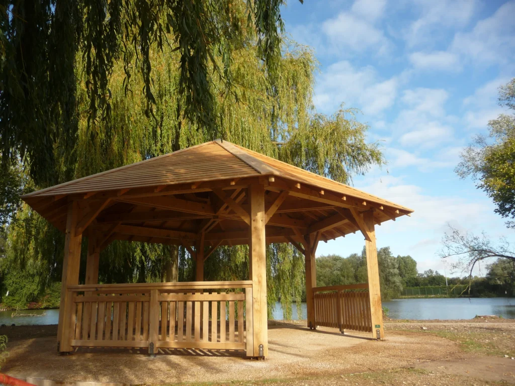 Kiosque hexagonal en Chêne