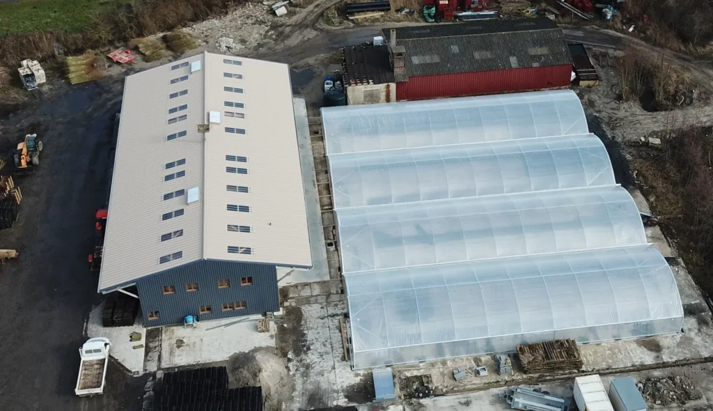 Bâtiment rempotage plantes et serres des mini-mottes